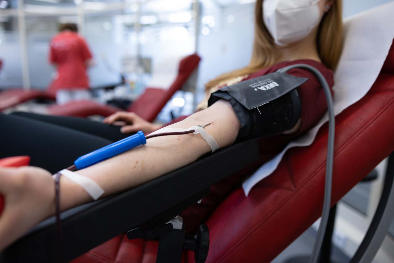 Blut ist lebensnotwendig für jeden Menschen. Viele Erkrankte sind auf Spenden angewiesen. Die Bestände im Institut für Transfusionsmedizin des UKL gehen derzeit zurück. Die Einrichtung ruft daher zum Blutspenden auf.
