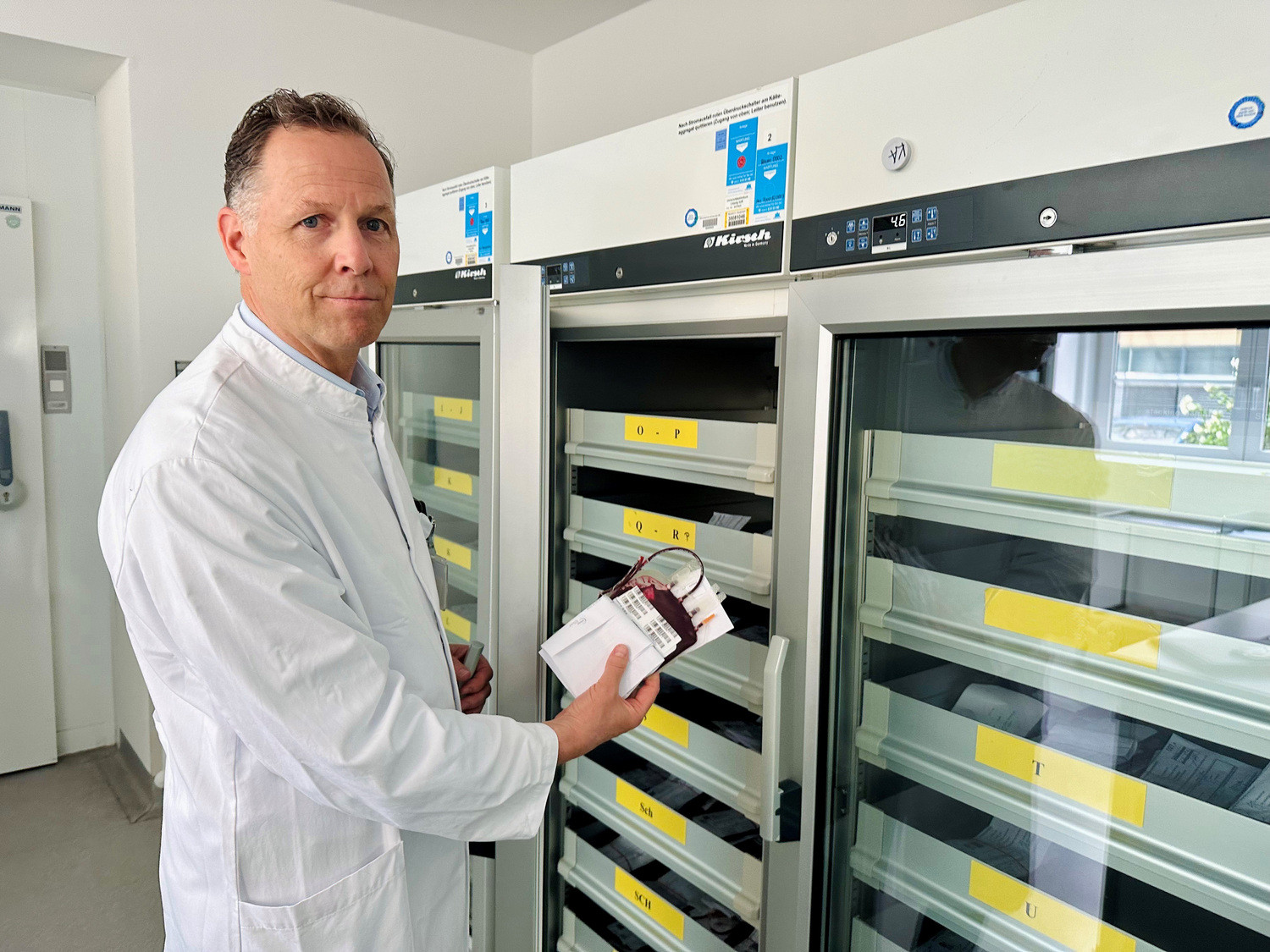 Dr. Raymund Buhmann, stellvertretender Leiter des Instituts für Transfusionsmedizin des UKL, weist auf die Bedeutung regelmäßiger Blutspenden bei der Versorgung von Blutkrebspatient:innen in Leipzig hin.