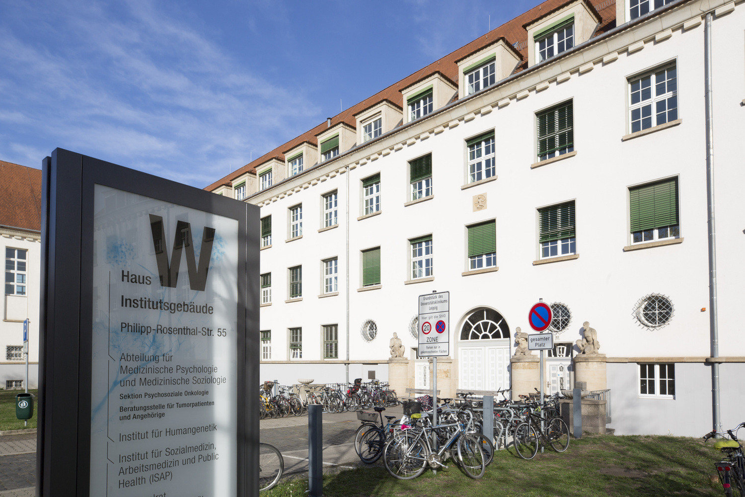 Das Universitäre Zentrum für Seltene Erkrankungen in der Leipziger Philipp-Rosenthal-Straße ist erstmalig zertifiziert worden und nach dem in Dresden nun das zweite Referenzzentrum in Ostdeutschland, dass die gesetzlichen Vorgaben und die des „Nationalen Aktionsbündnisses für Menschen mit Seltenen Erkrankungen“ (NAMSE) erfüllt.