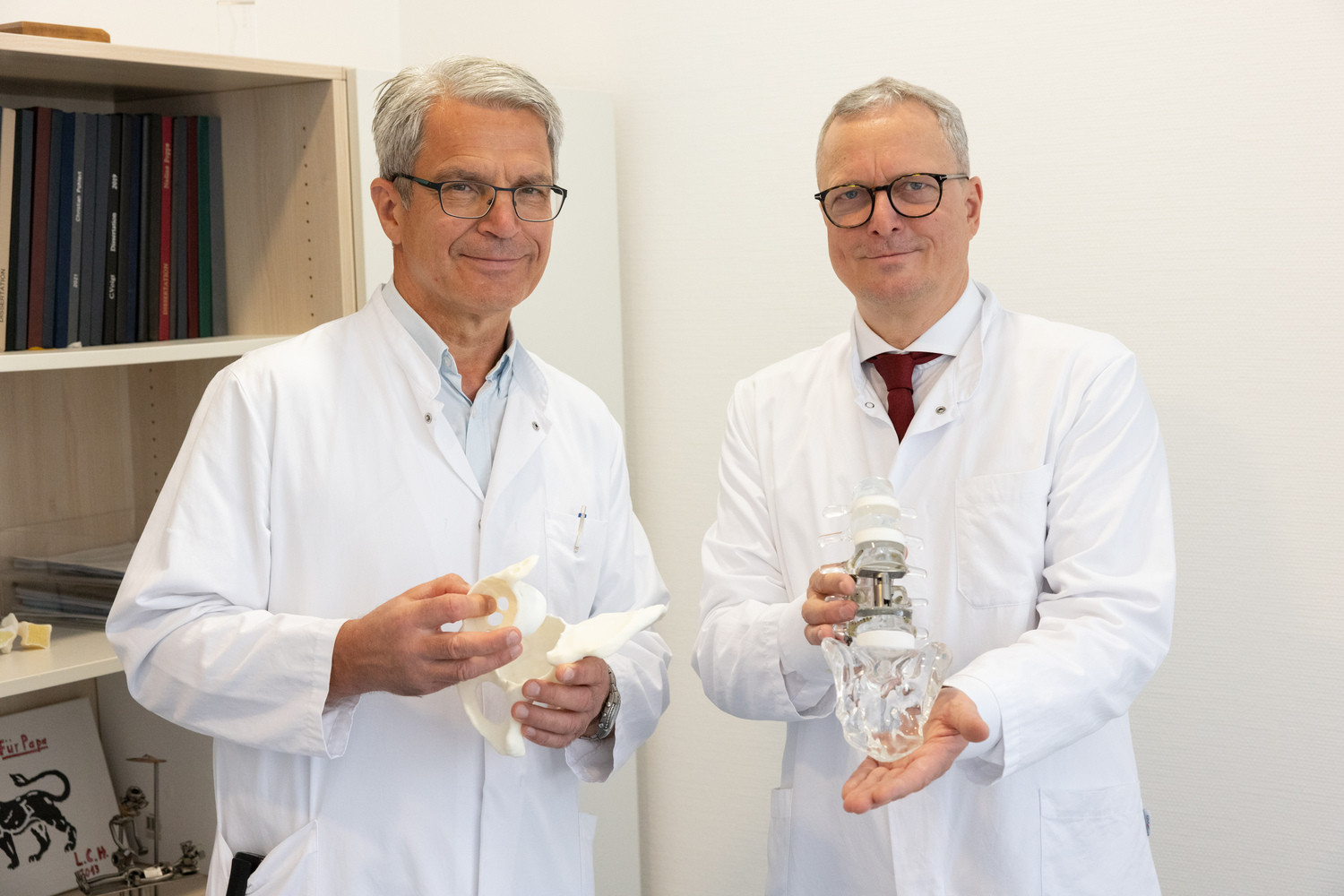 Prof. Andreas Roth (l.) und Prof. Christoph Heyde, KLinik für Orthopädie, Unfallchirugrie und Plastische Chirurgie am UKL, beschäftigen sich mit der Prävention und Behandlung von Osteoporose.