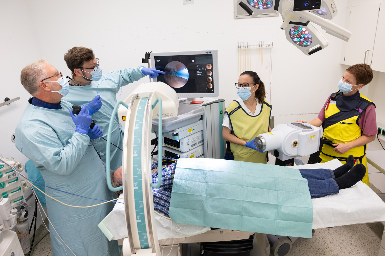 Gemeinsam mit einem interdisziplinären Spezialistenteam überwachen Prof. Hans-Jürgen Seyfarth (l.) und Dr. Kathrin Hering (2. v. r.) die Bestrahlung eines Patienten.