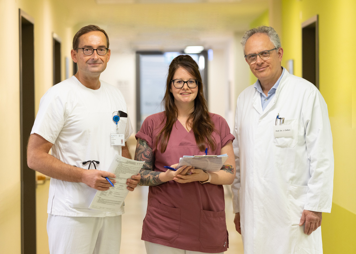 Prof. Dominik Michalski (li.) und Prof. Joseph Claßen im fachlichen Austausch mit Daniela Geisler, einer der Schlaganfall-Lotsinnen am UKL.