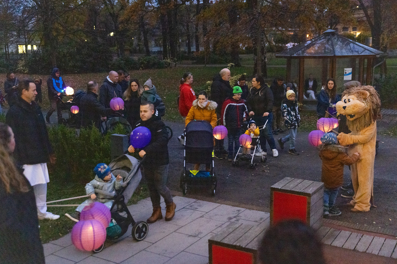 Am 17. November, dem Weltfrühchentag, treffen sich ehemalige Frühchen und deren Familien wieder mit Ärzt:innen und Pflegenden zum Laternenumzug am UKL.