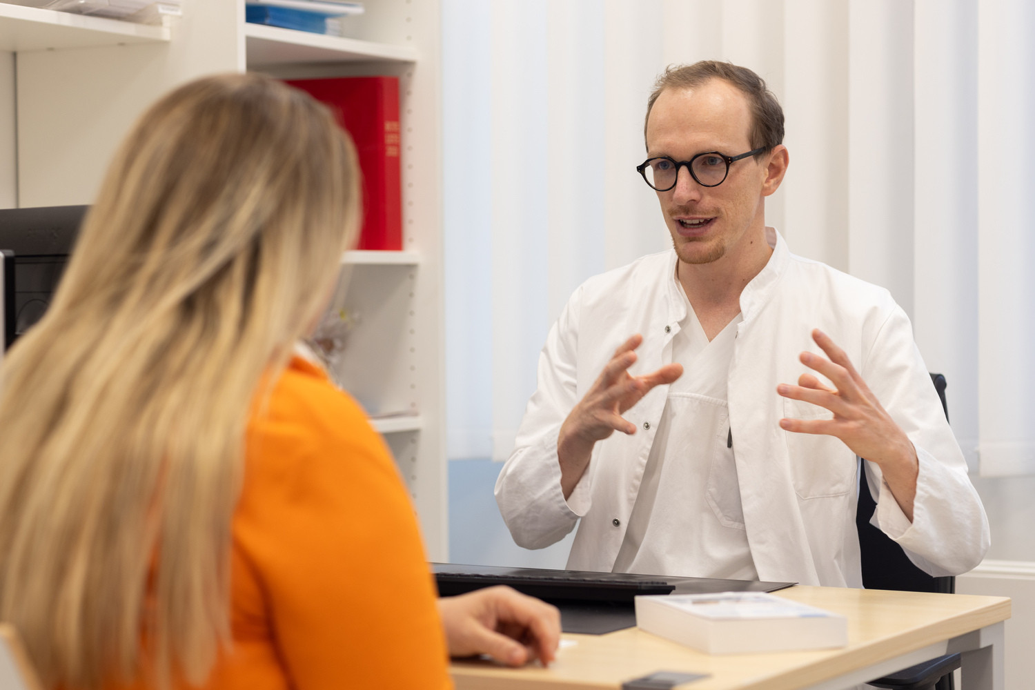 Dr. Max Seitzinger therapiert in der Pankreas-Sprechstunde hauptsächlich Patientinnen und Patienten mit akuter und chronischer Bauchspeicheldrüsen-Entzündung sowie mit unklaren zystischen Raumforderungen.