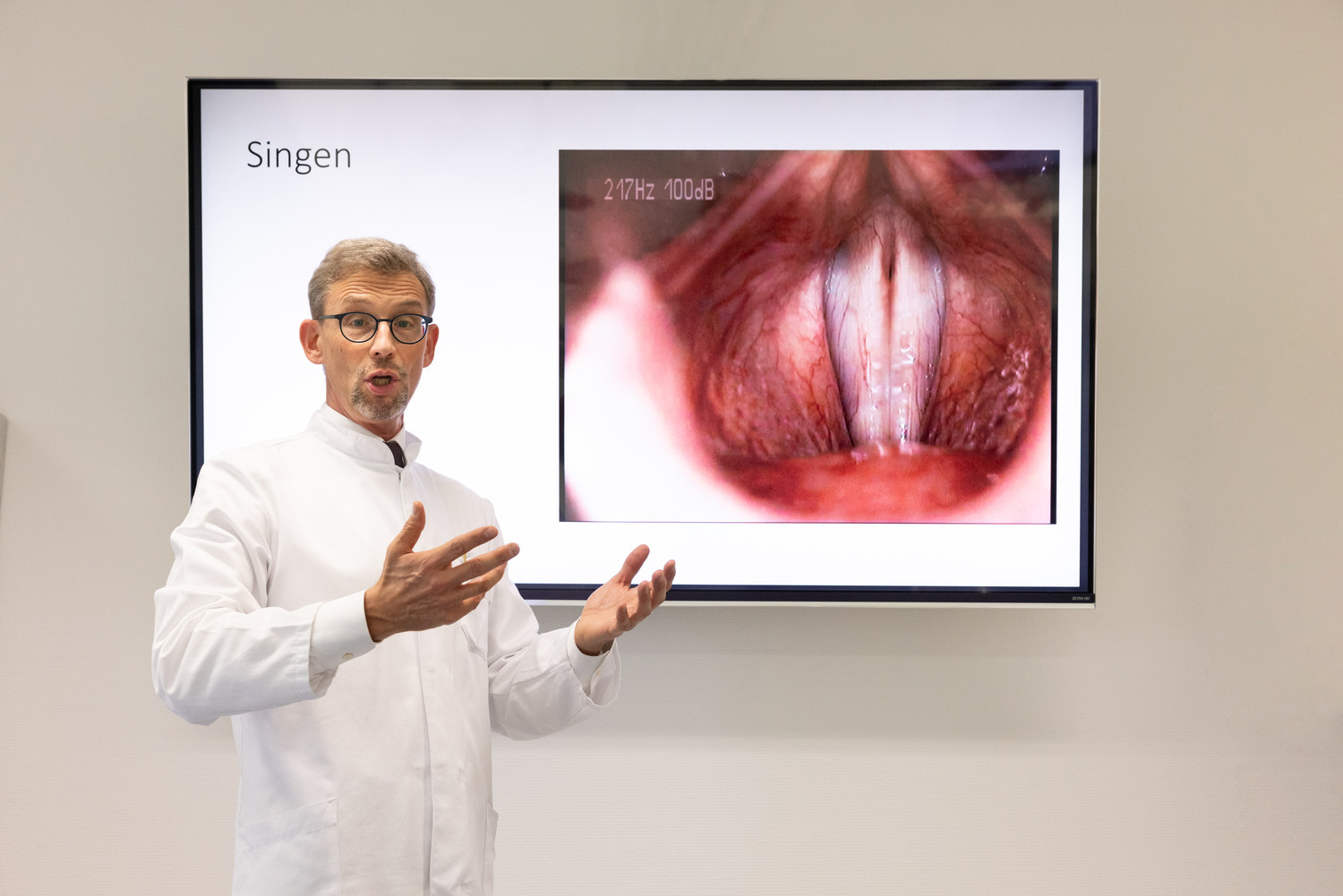 Prof. Michael Fuchs demonstriert die Funktion der Stimmlippen beim Singen.